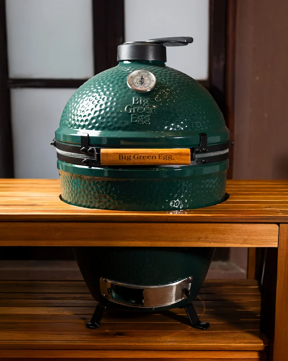 Big Green Egg Large en una cocina exterior